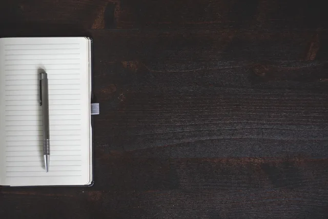 notebook, pen, table, gray laptop, gray table, notebook, notebook, notebook, pen, pen, pen, pen, pen, table, table, table. Budgetplanung für KMU: Aufbau und Abstimmung