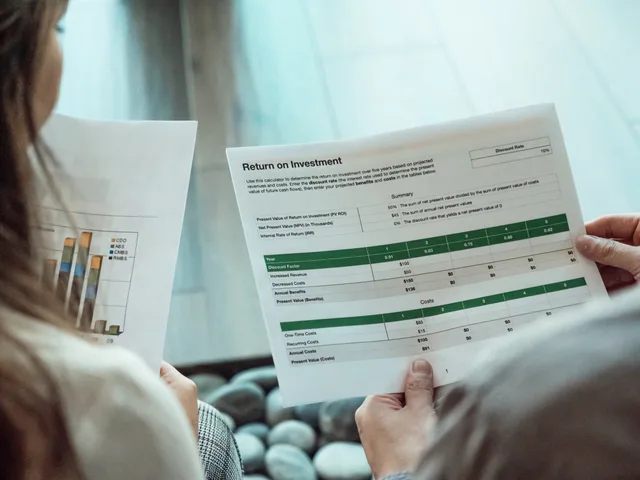 Close-up of two individuals analyzing financial documents related to return on investment. Geschäftsmodell überprüfen: Kriterien und Datenquellen