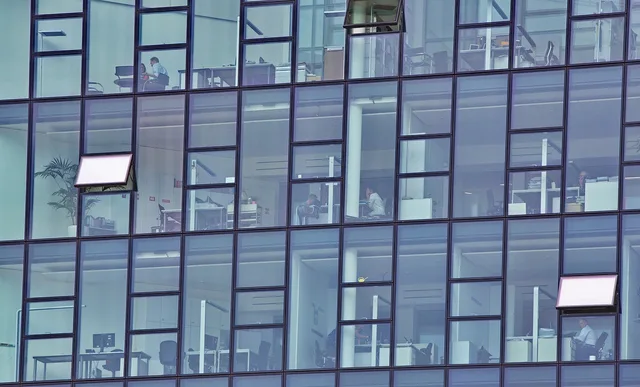 hamburg, office, hafencity, people behind glass. Onboarding planen: Erste Wochen strukturieren