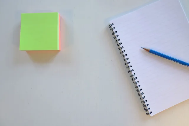 sticky, note, paper, notebook, pencil, work, desk, office, blue office, blue laptop, blue work, blue paper, blue desk, blue note. Prozesslandkarte erstellen: Schritte und Hilfsmittel